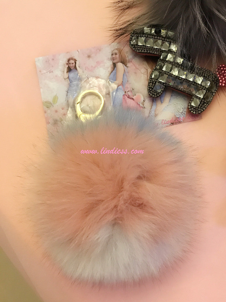 DREAMY TRICOLOR POM POM